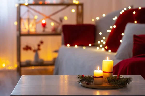 크리스마스는 색으로 장식되어 집에서 촛불을 — 스톡 사진