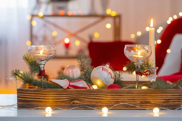 Decoración Navidad Color Rojo Con Velas Encendidas Casa —  Fotos de Stock