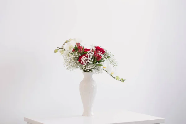 Beyaz Arkaplanda Vazoda Kırmızı Beyaz Buket — Stok fotoğraf