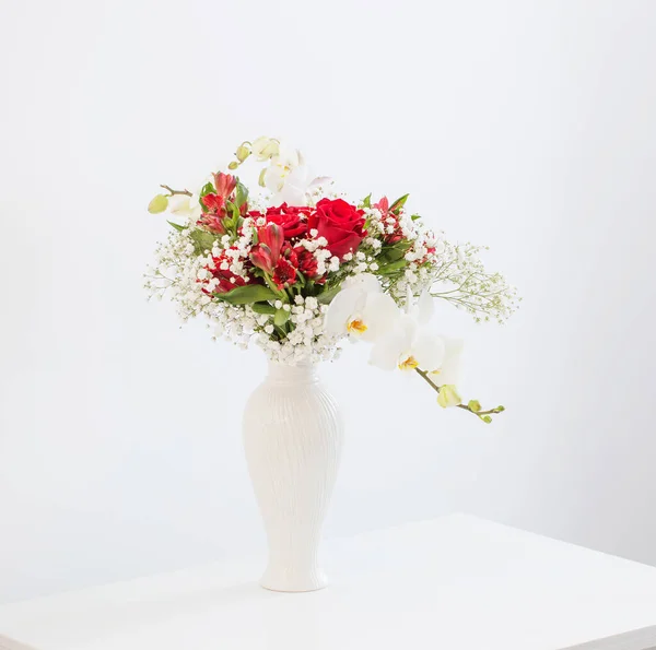 Buquê Vermelho Branco Vaso Sobre Fundo Branco — Fotografia de Stock
