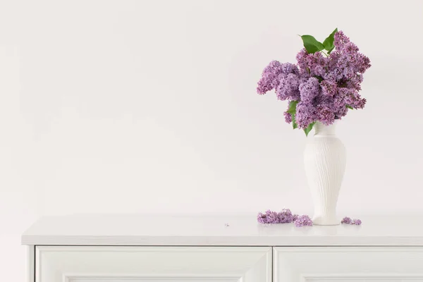 Fleurs Lilas Vase Blanc Sur Fond Blanc Mur — Photo