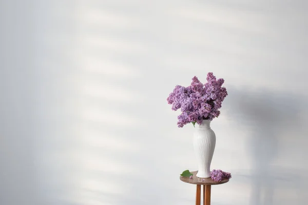 Kwiaty Lilii Białym Wazonie Tle Białej Ściany — Zdjęcie stockowe