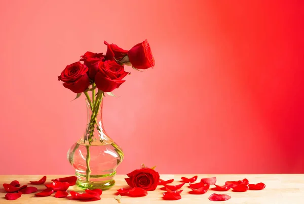 Rote Rosen Glasvase Auf Rotem Hintergrund — Stockfoto