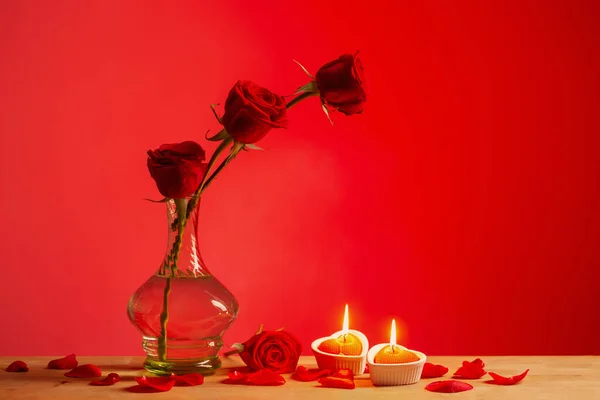 Silhueta Rosas Vaso Com Velas Chamas Fundo Vermelho — Fotografia de Stock