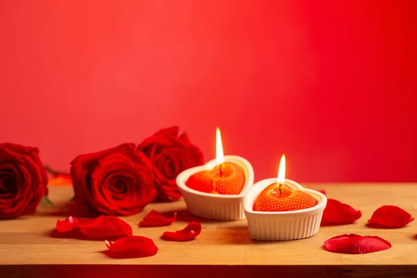 Mawar Merah Dengan Lilin Yang Menyala Latar Belakang Merah — Stok Foto