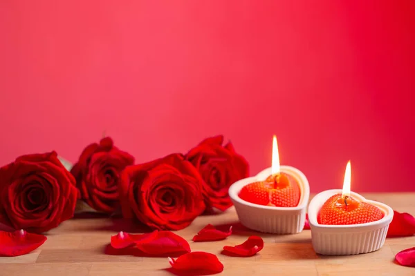 Rode Rozen Met Brandende Kaarsen Rode Achtergrond — Stockfoto