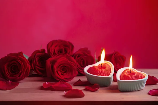Κόκκινα Τριαντάφυλλα Αναμμένα Κεριά Ροζ Φόντο — Φωτογραφία Αρχείου