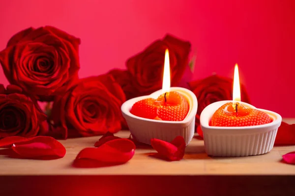 Αναμμένα Κεριά Σχήμα Καρδιάς Και Κόκκινα Τριαντάφυλλα Ξύλινο Τραπέζι — Φωτογραφία Αρχείου
