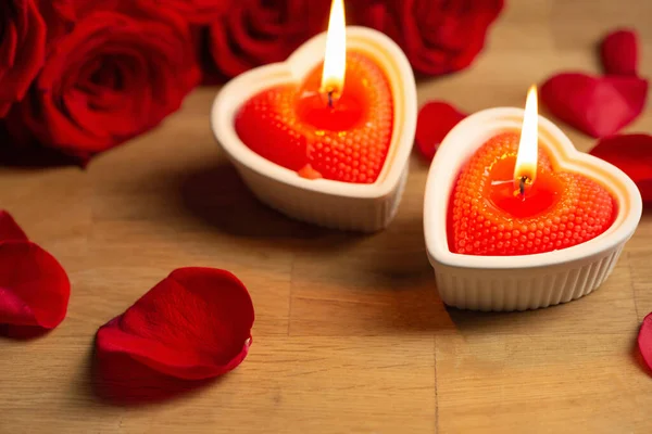 Αναμμένα Κεριά Σχήμα Καρδιάς Και Κόκκινα Τριαντάφυλλα Ξύλινο Τραπέζι — Φωτογραφία Αρχείου