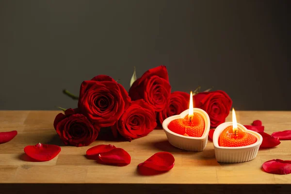 Rosas Vermelhas Com Velas Acesas Fundo Escuro — Fotografia de Stock