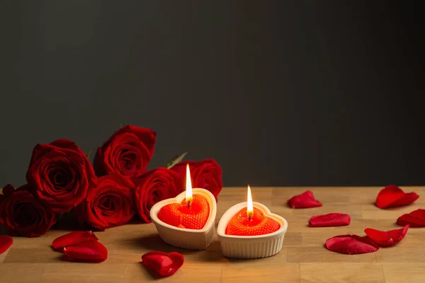 Vörös Rózsák Égő Gyertyákkal Sötét Háttéren — Stock Fotó