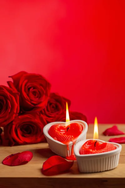 Красные Розы Горящими Свечами Красном Фоне — стоковое фото