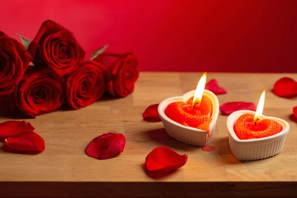 Vörös Rózsák Égő Gyertyákkal Vörös Alapon — Stock Fotó