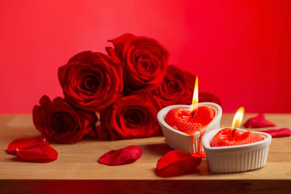 Красные Розы Горящими Свечами Красном Фоне — стоковое фото