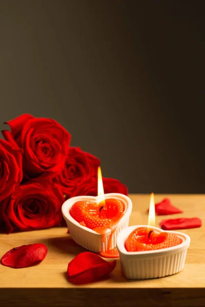 Roses Rouges Avec Des Bougies Allumées Sur Fond Sombre — Photo