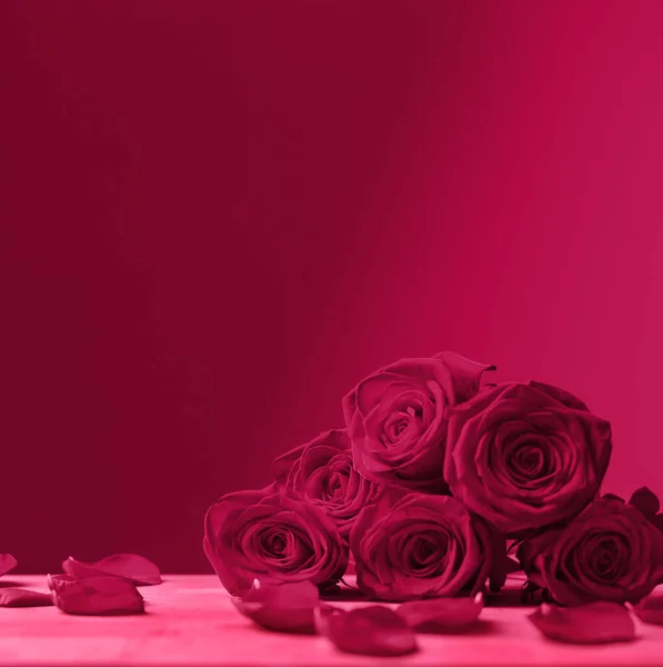 流行の色で暗い背景にバラの花束古い年2023 — ストック写真