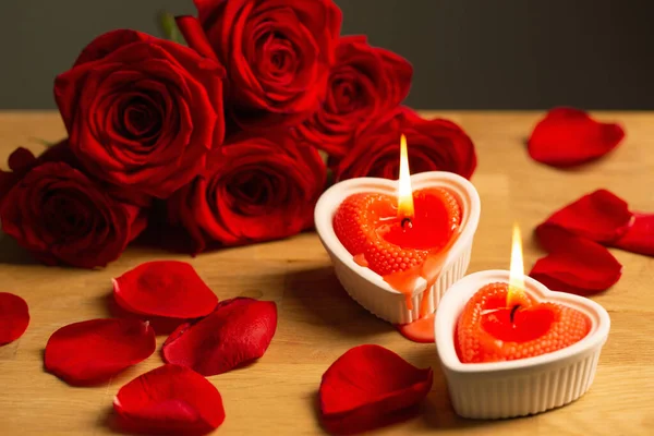 Rote Rosen Mit Brennenden Kerzen Auf Dunklem Hintergrund — Stockfoto
