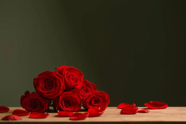Strauß Roter Rosen Auf Grünem Hintergrund — Stockfoto