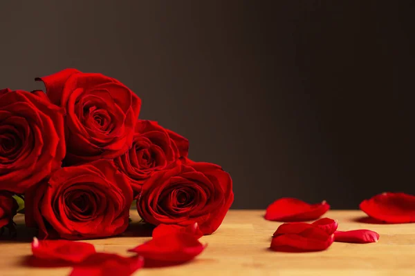 Μπουκέτο Κόκκινα Τριαντάφυλλα Πράσινο Φόντο — Φωτογραφία Αρχείου