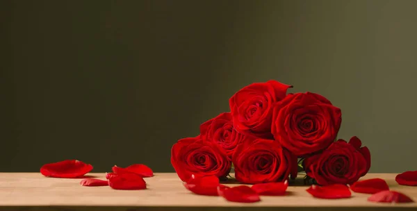 Bouquet Roses Rouges Sur Fond Vert — Photo