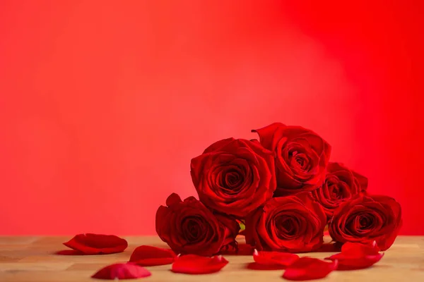 Buquê Rosas Vermelhas Fundo Vermelho — Fotografia de Stock