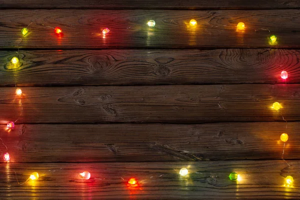 Luces Navidad Coloridas Sobre Fondo Madera Oscura — Foto de Stock