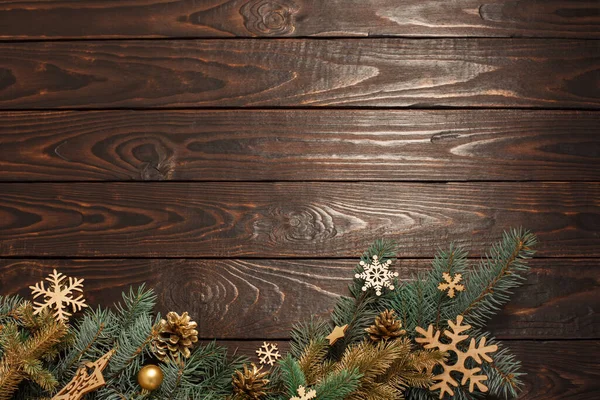 Tannenzweige Mit Weihnachtsdekor Auf Altem Dunklen Holzgrund — Stockfoto