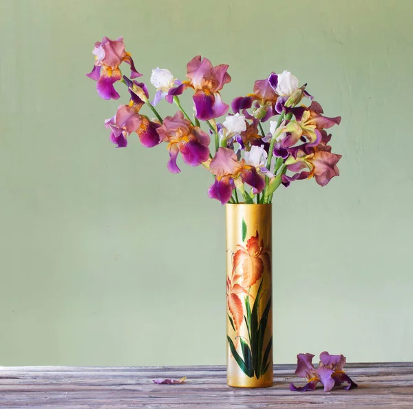 Irises Krásné Skleněné Vázy Proti Zelené Zdi — Stock fotografie