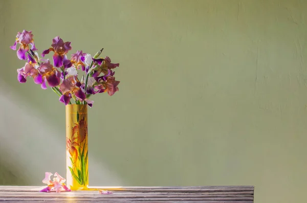 Irises Beautiful Glass Vase Green Wall — Stock Photo, Image