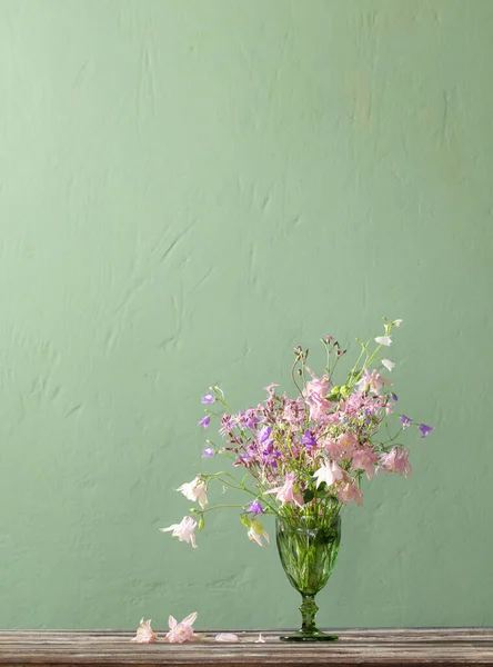 Wild Flowers Green Bocal Background Green Wall — Stock Photo, Image