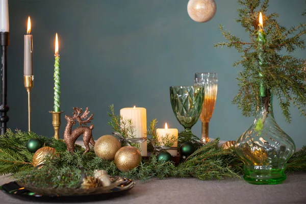 Vihreä Kultainen Joulukoriste Pöydällä Tummalla Taustalla — kuvapankkivalokuva