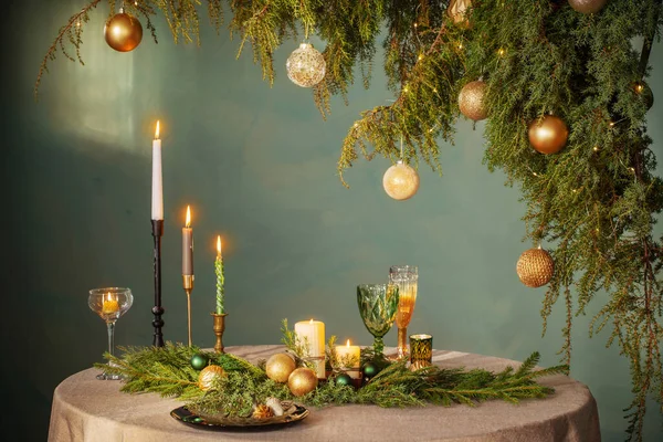 Green Golden Christmas Decor Table Dark Background — Stock Photo, Image