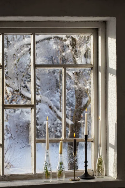 Altes Fenster Mit Winterlandschaft Und Brennenden Kerzen Auf Fensterbank — Stockfoto