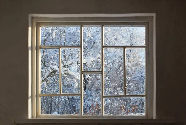 雪景秀丽的旧窗户 — 图库照片