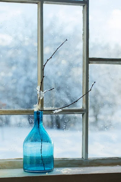 Blauwe Glazen Fles Met Takje Oud Winterraam — Stockfoto