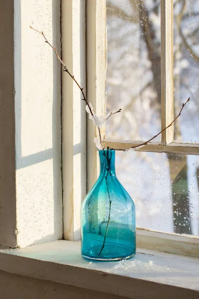 Garrafa Vidro Azul Com Ramo Velha Janela Inverno — Fotografia de Stock