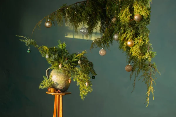 Weihnachtliche Immergrüne Zweige Keramik Vintage Krug Auf Grünem Hintergrund — Stockfoto