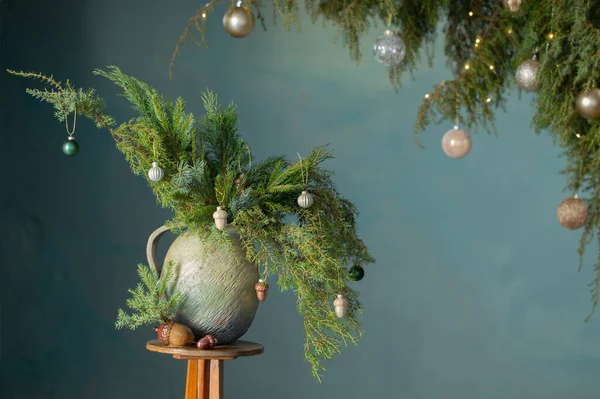 Weihnachtliche Immergrüne Zweige Keramik Vintage Krug Auf Grünem Hintergrund — Stockfoto