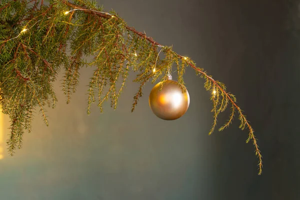 Decoración Navidad Con Bolas Oro Pared Oscura Fondo —  Fotos de Stock