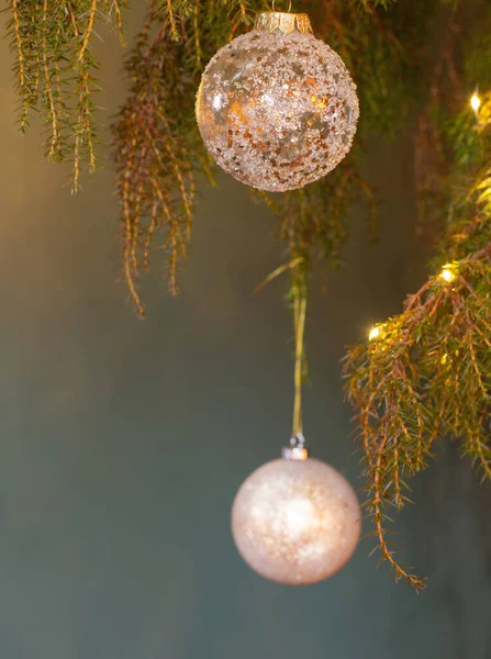 Jul Inredning Med Gyllene Bollar Bakgrund Mörk Vägg — Stockfoto
