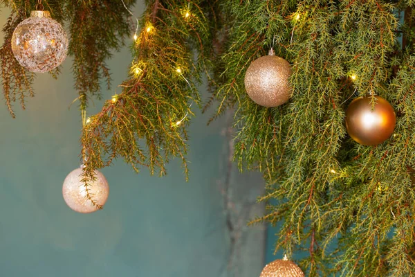 Різдвяний Декор Золотими Кульками Фоні Темної Стіни — стокове фото
