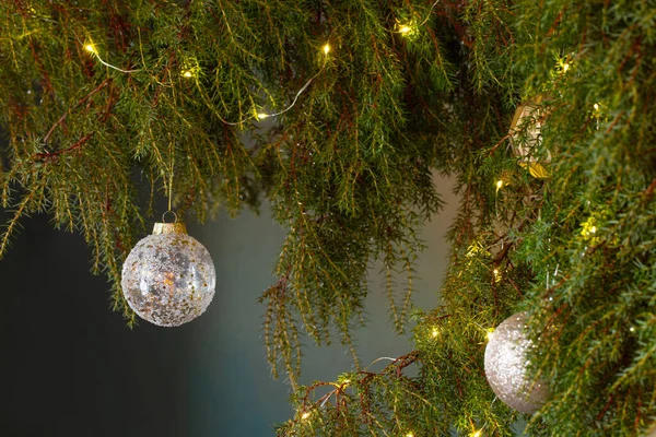 Kerstdecor Met Gouden Ballen Achtergrond Donkere Muur — Stockfoto