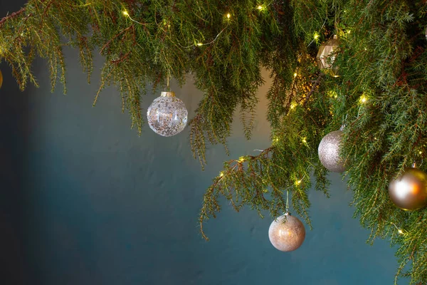 Decoração Natal Com Bolas Douradas Fundo Parede Escura — Fotografia de Stock