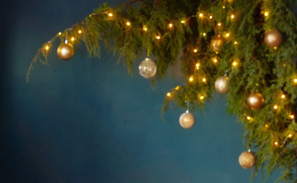 クリスマスツリーの枝に焦点を当てずにライト — ストック写真