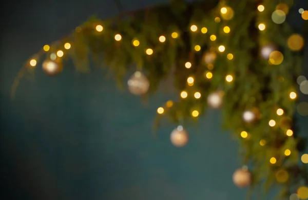 Weihnachtsbaumzweige Mit Lichtern Aus Dem Fokus — Stockfoto