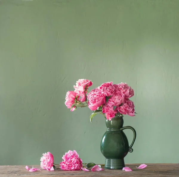 Ροζ Παιώνιες Κεραμική Κανάτα Πράσινο Φόντο — Φωτογραφία Αρχείου