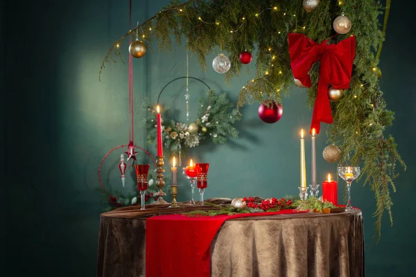 红色和金色的圣诞节装饰在深色背景的桌子上 — 图库照片