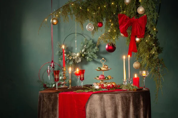 红色和金色的圣诞节装饰在深色背景的桌子上 — 图库照片