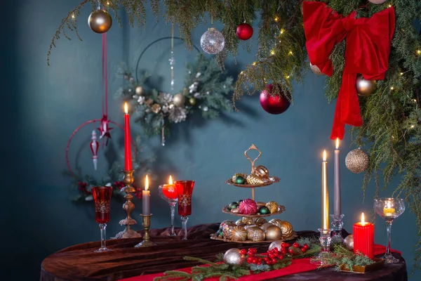 Rotes Und Goldenes Weihnachtsdekor Auf Tisch Auf Dunklem Hintergrund — Stockfoto