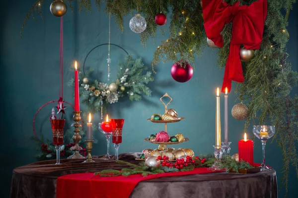 Červená Zlatá Vánoční Dekor Stole Tmavém Pozadí — Stock fotografie